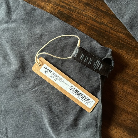 SKIMS Essential Long Sleeve Thong Bodysuit NWT - Picture 2 of 6